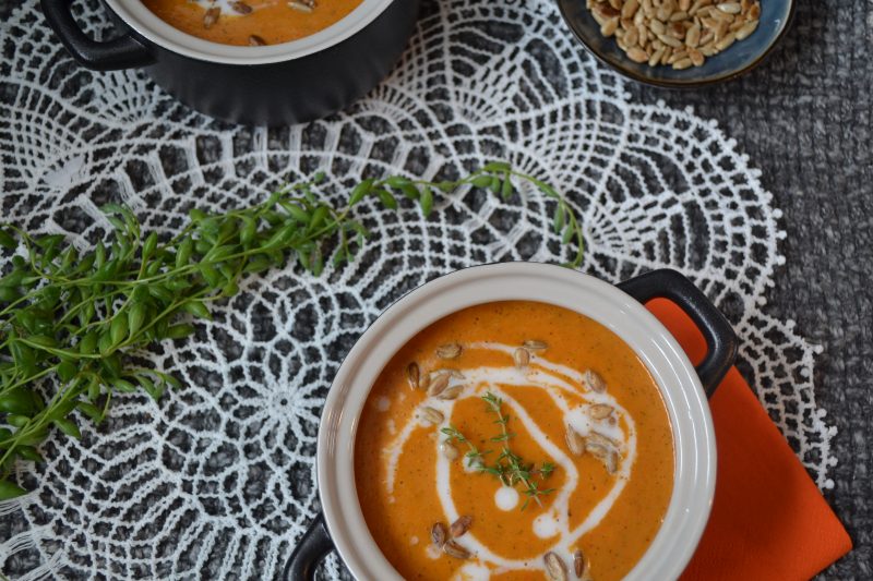 Leckere und schnelle Paprika-Zucchini-Suppe mit Kokosmilch. Ideal an kalten Herbsttagen. Glutenfrei und vegan